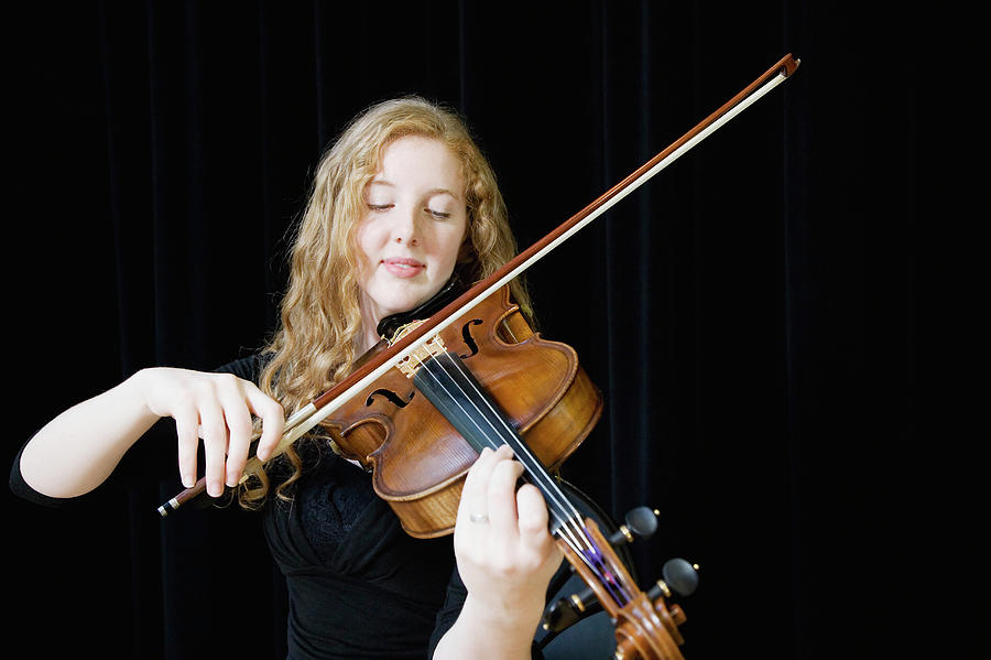 woman playing the violin